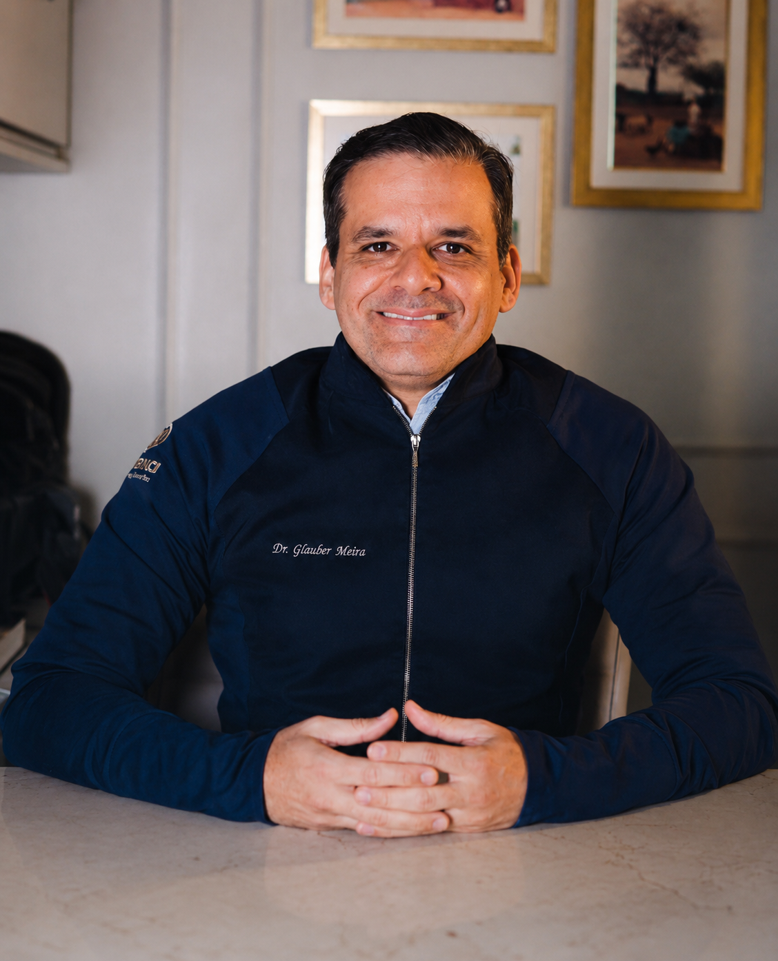 Dr. Glauber Meira, ortodontista em Fortaleza, em seu consultório