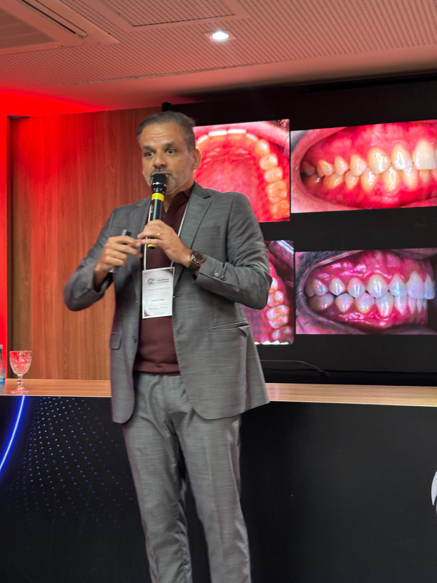 Dr. Glauber Meira em palestra sobre ortodontia